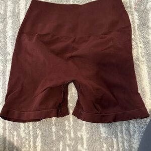 Alphalete Amplify 
Women's Burgundy Shorts